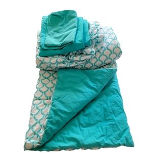 Toddler comforter set comes with 1 fitted sheet 1 flat sheet 1 comforter 1 pillo